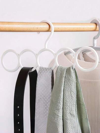 شماعة وشاح بلاستيكية، منظم شماعة مانع للانزلاق ب- 5 فتحات، وهو منظم تخزين متعدد الوظائف للأوشحة والربطات والملابس الداخلية والجوارب. إنه إكسسوار خزانة وظيفي مناسب للغاية لتخزين المنزل وهو خيار مثالي للتخزين المنزلي!