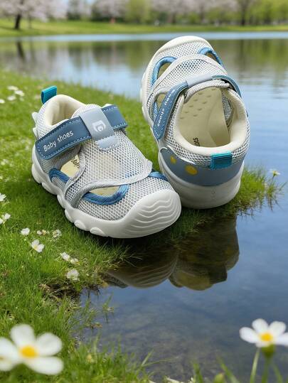 1双幼儿男女童透气网面卡通防滑平底休闲运动鞋，适合春夏穿着