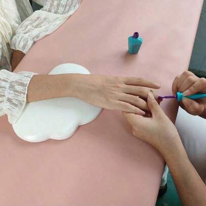 1 cái giá đỡ khuỷu tay/cổ tay được các kỹ thuật viên làm móng ưa chuộng, rất được khuyên dùng làm quà tặng cho kỹ thuật viên làm móng hoặc đồ dùng văn phòng.