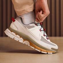 Nike 男鞋新款 ZOOM VOMERO ROAM 運動休閒鞋 - 白色/灰色 - 查看 2