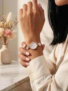 这款女士合金表带石英腕表，简约表盘设计，适合正式场合佩戴。优雅的女士腕表是母亲节、情人节或结婚纪念日送给妻子或女友的理想礼物。这款时尚腕表既适合日常通勤，也适合晚宴、婚礼和时尚聚会等正式场合。对于任何腕表爱好者来说，它都是一份完美的礼物。 - 金色 - 查看 9