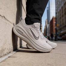 Nike Zapatillas VOMEROPLUS para hombres, zapatos de running y entrenamiento con amortiguación de impactos - Gris - Ver 8