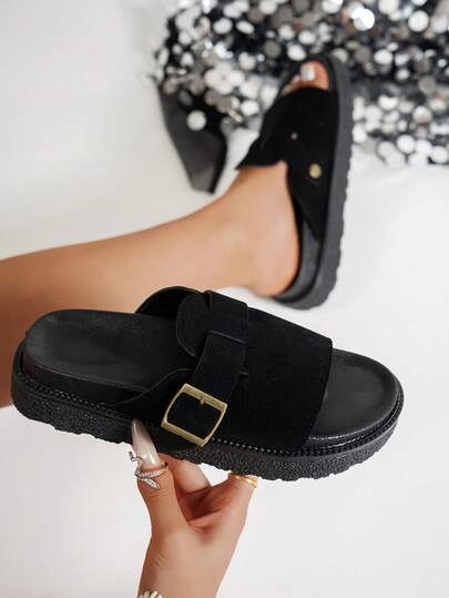 2026新款加大码女式坡跟厚底凉鞋，金属搭扣装饰，绒面革厚底设计，时尚简约舒适，纯色鞋面包裹脚背，适合春夏日常休闲、约会、派对等场合。