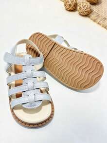 1双银色儿童凉鞋，女童平底凉鞋，魔术贴搭扣，多带银色亮片编织设计，适合夏季休闲、宴会、派对、婚礼、度假等场合。 - 銀色 - 查看 4