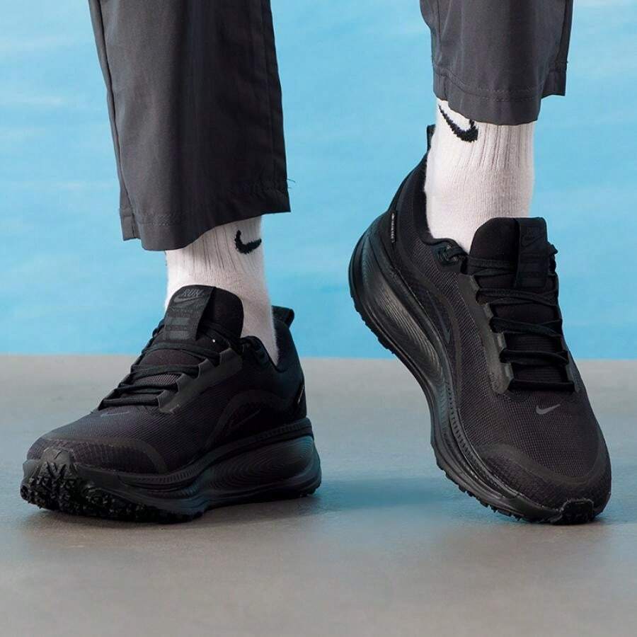 Nike VOMERO 18 GTX 跑鞋，轻盈 ZoomX 泡棉，男士越野跑及长距离跑鞋 HQ7001-001 - 煤炭黑 - 查看 1