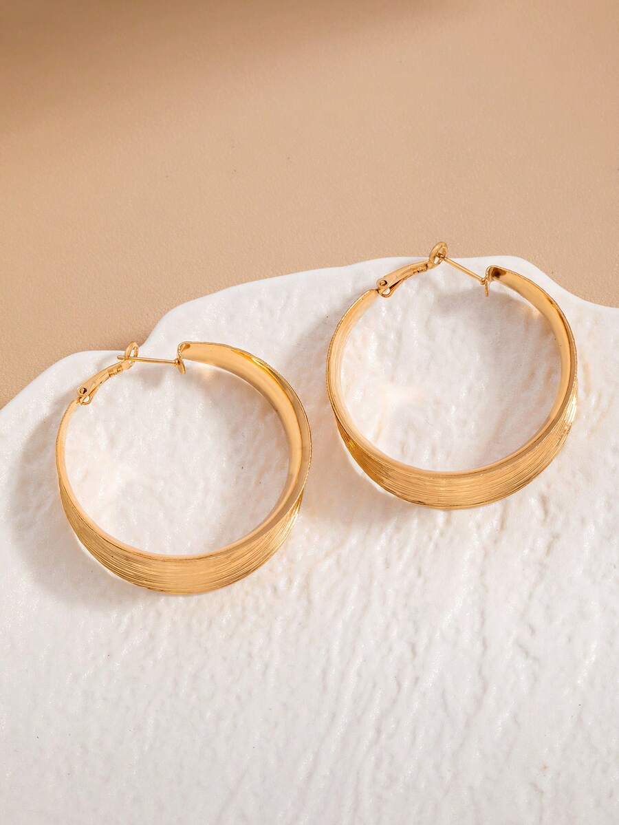 Un pendiente de aro minimalista con estilo retro de moda, adecuado para uso diario y combinación de atuendos - Dorado - Ver 1