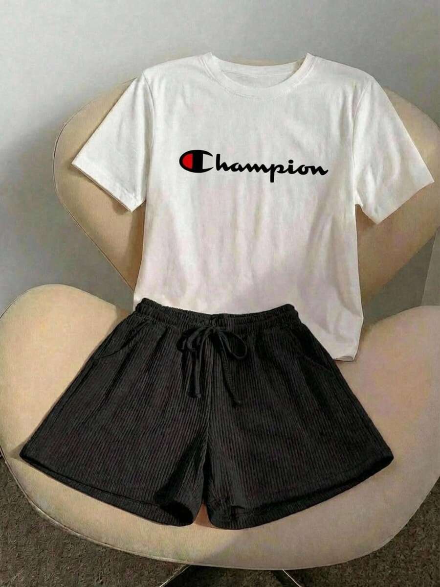 CONJUNTO DE DOS PIEZAS SHORT LISO NEGRO Y PLAYERA BLANCA CON DISEÑO MODERNO DE CHAN. - Negro - Ver 1