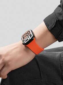这款男女皆宜的荔枝纹硅胶磁吸表带兼容苹果手表，适用于 42mm、38mm、40mm、41mm、44mm、45mm、46mm 和 49mm 尺寸。它是一款时尚智能的替换表带，兼容 Ultra2、Ultra SE2、SE 11、10、9、8、7、6、5、4、3、2 和 1 代等型号。 - 橘色 - 查看 3
