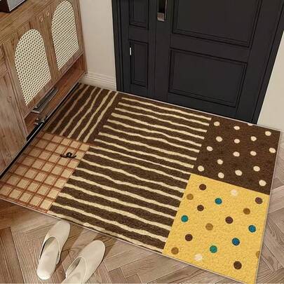 1件柔软天鹅绒门垫，拼接设计，包含竖条纹、横条纹、波点和格子图案，以棕色、米色和黄色等大地色系为主，适用于客厅、厨房、卧室、浴室和其他家居装饰场景。
