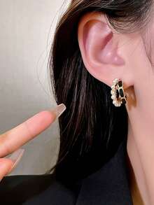 1 par de pendientes de perlas con contraste blanco y negro en forma de C, joyas de acero inoxidable con baño de oro milenario, joyas femeninas, accesorios de playa para dama, pendientes circulares de plata, regalos de joyas de plata para mujeres adultas, regalos para mamá, regalos de Pascua - Negro - Ver 3
