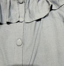 Blusa Feminina Ciganinha Manga Longa / Com babado/ Tecido Com Elastano / Com Botões Funcionais /Yi 1398    Plissado  Bainha com babado  Botões na frente - Lavagem clara - Visão 3