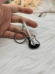 1 pieza Llavero de guitarra de metal creativo para hombres, colgante de instrumento musical - Negro - Ver 4