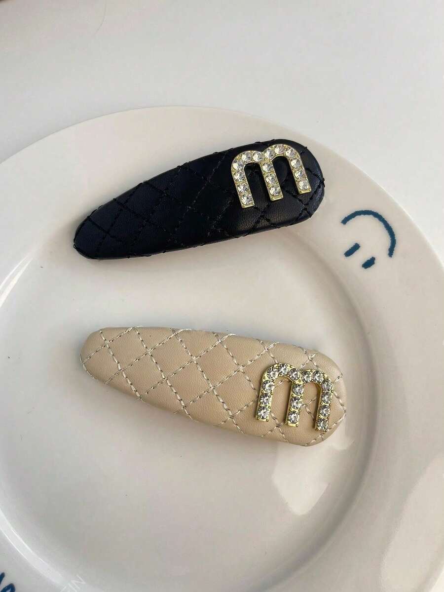 2个PU皮革金属水钻字母刘海夹，时尚百搭女士发饰，优雅情人节礼物 - 彩色 - 查看 1
