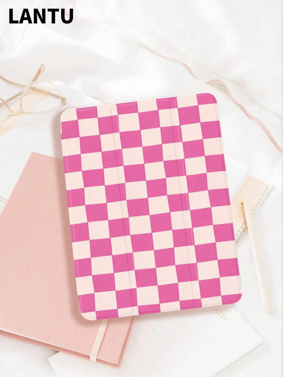 1个粉色棋盘格图案平板电脑保护套，三折支架保护壳，兼容苹果10.2英寸、11英寸（2020/2021款）、（A16）11英寸第11代（2025款）、第9/10代、Air 4代10.9英寸、Galaxy Tab S6 Lite 10.4英寸等机型，防摔，带笔槽，支持睡眠/唤醒功能，实用礼品。 - 彩色 - 查看 1