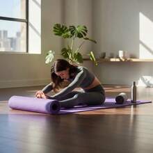 YESH MARKET Tapete de yoga 4 mm de grosor, medidas 150 cm * 60 cm, fabricado en material resistente, impermeable y de textura antideslizante para mayor comodidad. Incluye bolsa de transporte para fácil portabilidad y almacenamiento. Ideal para yoga, pilates, estiramientos y todo tipo de ejercicios en casa, gimnasio o exteriores. Ligero, duradero y cómodo, brinda soporte y estabilidad durante tu práctica. Diseño práctico y versátil para entrenamientos diarios. - Lila Púrpura - Ver 3