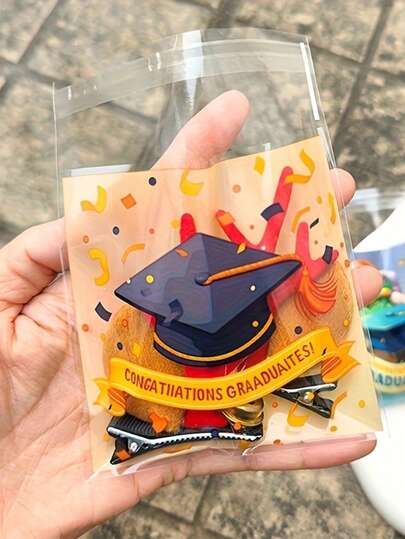 100个毕业帽礼品袋 - 自粘式庆祝袋，印有“祝贺毕业生！”字样，适合用作派对礼品和纪念品，尺寸为3.94x5.12英寸，多种颜色可选，适用于毕业典礼、婚礼、生日派对装饰。
