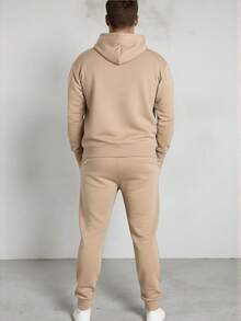 CONJUNTO ECONOMICO CASUAL PARA HOMBRE CON BOLSAS LATERALES CON CAPUCHA AJUSTABLE Y PANTALON TIPO JOGGER - Beis - Ver 2