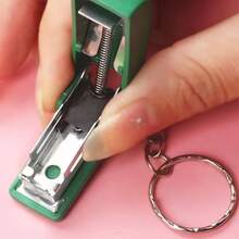 1pc Portable Mini Stapler Keychain - A Cute And Creative File And Document Organization Accessory, Portable Cartoon Mini Stapler Set, Staples, Mini Stapler, Compact Easy-To-Use Mini Stapler, Small Stapler Set, Labor-Saving Stapler, Suitable For Students And Office Use - Mini Stapler - View 8