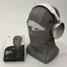 Nike Pro Hyperwarm Hood Thermal Fabric: Nike Therma-FIT Technology Helps Manage Your Body Heat To Keep You Warm In Cold Conditions. Flat Seams: Flat Seams Feel Smooth Against Your Skin, Reducing Irritation During Wear. Versatile Design: Form-Fitting Design Can Be Worn On Its Own Or Under A Helmet, And It's Convertible To A Neck Gaiter For Custom Warmth. Stretchy And Lightweight: Designed For Optimal Flexibility, This Hood Provides A Snug Fit Without Restricting Movement. - 灰色 - 查看 3