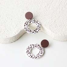 一对咖啡色镂空豹纹亚克力女士吊坠耳环，陶瓷质感，优雅可爱，适合派对、庆典、节日礼物 - Y1220 - 查看 3