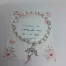 Set de 6/12 piezas.✨ Pulsera elegante con dije de cruz y perlas decorativas ✨  Delicada pulsera elástica elaborada con cuentas tipo perla en tono blanco, detalles metálicos plateados y cristales facetados en color rosa suave. Incluye un elegante dije de cruz que aporta un toque clásico y sofisticado.  Su diseño minimalista y femenino la convierte en el accesorio perfecto para complementar looks formales o casuales.   Ideal para:  Recuerdos para eventos especiales  Celebraciones familiares  Bautizos  Primera comunión  Confirmación  Bodas  Detalles para invitados   Ajuste cómodo gracias a su diseño elástico.  Perfecta como regalo significativo y elegante. - Ver 1