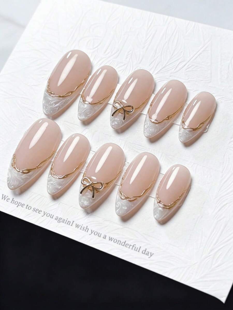 10 Stücke handgefertigte tragbare Nagelspitzen, kurzer Stil, japanisches Nagelkunstdesign, Acryl-Klebenägel, sommerliche kurze mandelförmige Nagelspitzen, Goldschmetterling-Dekor, 3D-geschnitzte Blumen-Nagelkunst, essentiell für Frauen für Dates, handgefertigte Aufklebe-Nägel - Weiss - Übersicht 1