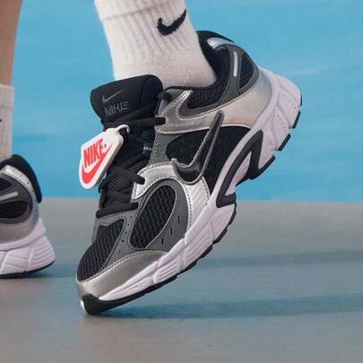 Nike Youth Casual Shoes V5 RNR (GS), Lightweight Comfortable Low-Top Lace-Up Sneakers For Everyday Outdoor Wear