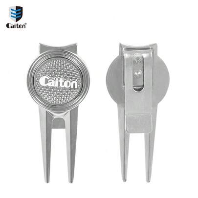  Caiton 1PC 高尔夫球座修复叉 - 采用优质锌合金制成，银色金属光泽，防锈耐用。配有可拆卸高尔夫球标记，男女通用设计，是一款方便携带的口袋型高尔夫工具。兼具时尚外观和实用功能，是提升您高尔夫体验的完美配件和礼品之选。