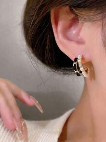 1只黑色天鹅绒珍珠C形耳环，适合女性日常佩戴 - 黑色 - 查看 2