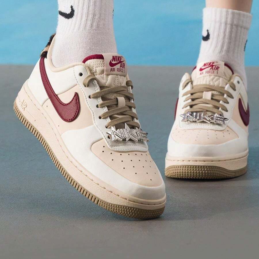 Jordan أحذية رياضية خفيفة الوزن مريحة للاستخدام اليومي والخارجي WMNS AIR FORCE 1 '07 IM7510-262 - لون - مشاهدة 1
