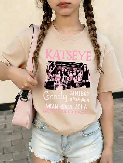 Chiếc áo thun cổ tròn màu mơ giản dị này dành cho trẻ lớn hơn có in hình đồ họa, rất phù hợp cho bé gái và các bé lớn hơn một chút. Áo thích hợp để đi học, đi mua sắm, dạo phố và đi nghỉ mát. Không chỉ lý tưởng để mặc hàng ngày, mà nó còn là một món quà tuyệt vời dành cho bạn bè và gia đình.