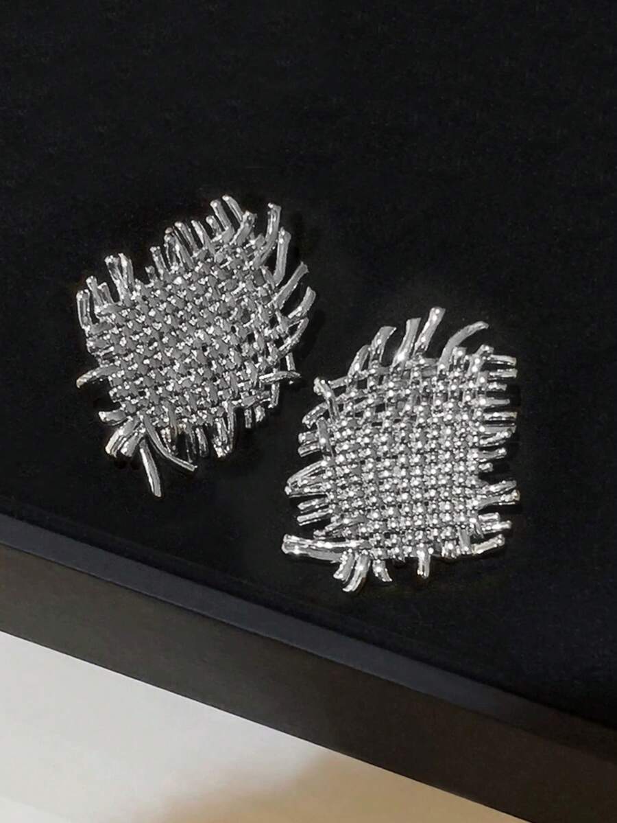 1 Pair Elegant Geometric Asymmetrical Rhombus Woven Metal Earrings, Unique Design Copper Material Suitable For Women's Daily, Casual, Holiday, Party Wear (Woven Edge Randomly Distributed) - Silver - View 1