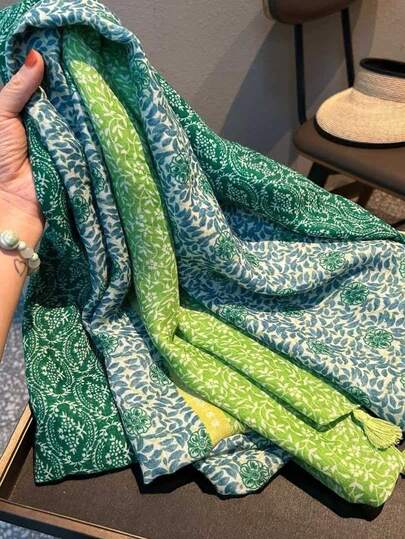 1条清爽百搭的柠檬黄绿流苏轻薄围巾，韩式百搭长披肩，适合旅行、防晒、沙滩披肩