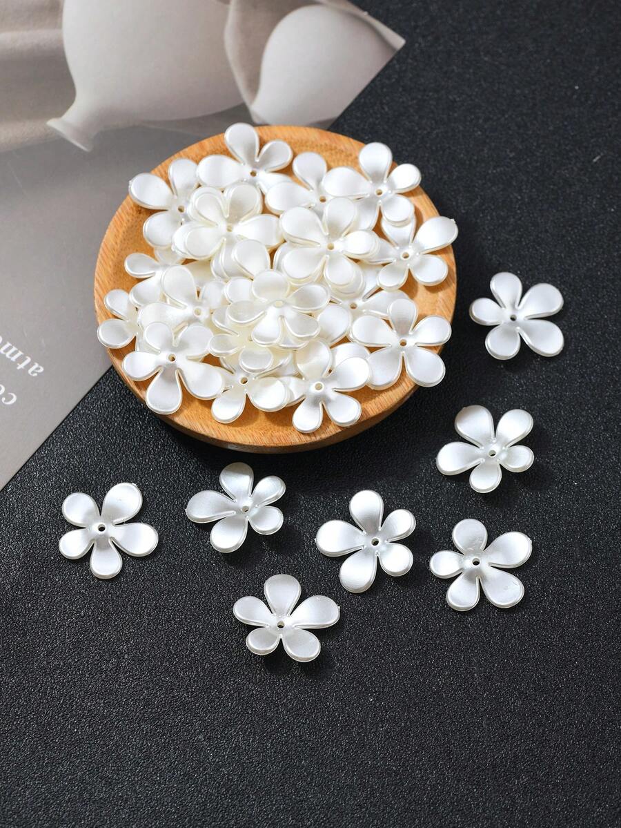 30 bông hoa đào nhỏ năm cánh màu ngọc trai bằng nhựa, thích hợp để tự làm vòng tay, vòng cổ, đồ thủ công hoa đơn giản, cây cảnh, phụ kiện trang trí, trang trí quần áo, vật liệu tự làm cho đám cưới và cô dâu. - trắng - Xem 1
