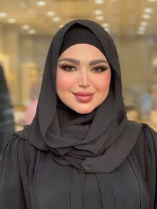 Hijab feminino minimalista e versátil de cor sólida, estilo pullover, para vestir de forma rápida e fácil. Possui lenço de chiffon embutido, tecido macio e respirável, ideal para uso diário. - Preto - Ver 2