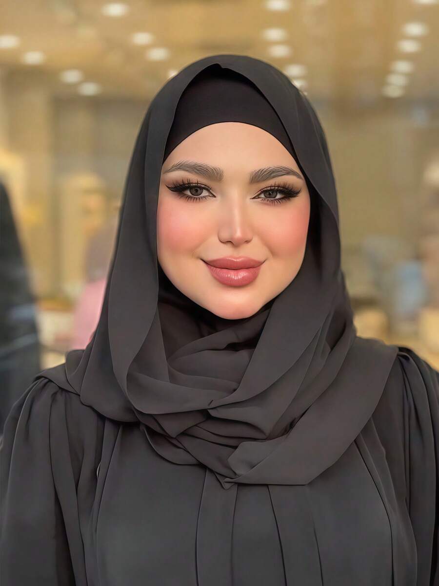 Hijab feminino minimalista e versátil de cor sólida, estilo pullover, para vestir de forma rápida e fácil. Possui lenço de chiffon embutido, tecido macio e respirável, ideal para uso diário.