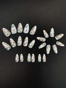 24片杏仁形美甲贴纸。春日风格，以蓝莓、草莓、鲜花为主题，搭配简约的白色背景，适用于杏仁形指甲、美甲装饰、亚克力指甲、美甲贴片等。适合女士派对、婚礼、日常佩戴、拍照等场合，增添魅力！ - 彩色 - 查看 4