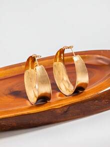 Un pendiente de aro minimalista con estilo retro de moda, adecuado para uso diario y combinación de atuendos - Dorado - Ver 2