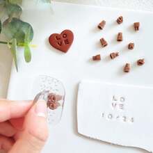 100 piezas de letras + 1 mango transparente Sello de letras de arcilla, Juego de sellos de letras y números de cerámica, Herramienta de arcilla polimérica para hacer joyas - transparente - Ver 9