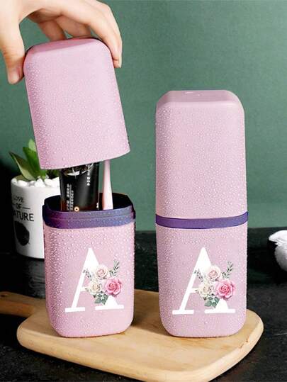 1个便携式旅行牙刷盒，印有A-Z字母和花卉图案，玫瑰白字母A-Z粉色便携式牙刷盒，防尘ABS收纳盒，可存放牙刷、牙膏和旅行必需品，非常适合上学、度假、露营、夏季使用、商务旅行和返校季，旅行牙刷盒|花卉图案收纳盒|防尘收纳盒，牙刷架，卫生纸盒，牙刷盒，旅行牙刷盒，牙刷套。