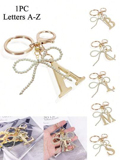 优雅金色字母钥匙扣，饰以珍珠蝴蝶结，A-Z 立体字母吊坠，时尚合金钥匙链，可挂于包包、背包、汽车钥匙上，是女士日常使用的完美配饰，也是情侣的绝佳礼物。经典简约的钥匙扣，可作装饰品或包包配件，适合赠送给朋友、家人、情侣、女友，也是重要的礼物和节日纪念品。