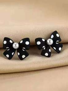 Brincos de Laço Pontilhado de Pérola de Liga Elegante - Brincos Versáteis e na Moda - Acessório Estiloso para Mulheres Usarem Diariamente em Todas as Estações - gravata borboleta - Visão 4