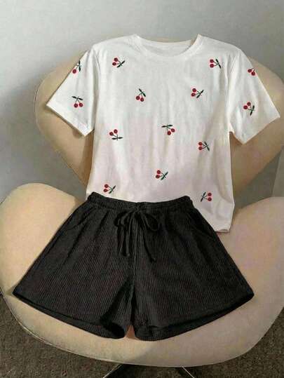 CONJUNTO DE DOS PIEZAS SHORT NEGRO Y PLAYERA BLANCA  CON DISEÑO MODERNO DE MINI CEREZAS