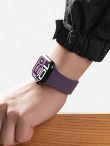 这款男女皆宜的荔枝纹硅胶磁吸表带兼容苹果手表，适用于 42mm、38mm、40mm、41mm、44mm、45mm、46mm 和 49mm 尺寸。它是一款时尚智能的替换表带，兼容 Ultra2、Ultra SE2、SE 11、10、9、8、7、6、5、4、3、2 和 1 代等型号。 - 紫色 - 查看 2