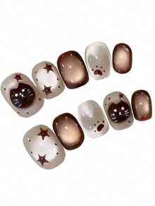 10片装，名为“星夜猫”。这款美甲以柔和闪亮的白色为底色，带有冰霜般的质感，并搭配温暖的棕色渐变点缀。俏皮的细节包括手绘的黑色猫脸、棕色星星图案和小巧的爪印，营造出温馨梦幻的氛围——完美契合喜爱可爱迷人、略带魔幻气息的美甲爱好者。手工制作的按压式美甲贴片。 - 彩色 - 查看 2