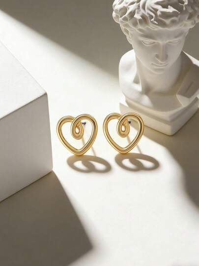一对时尚镂空心形耳环，适合约会、度假、派对、夜店、送礼，百搭日常佩戴，女士必备。