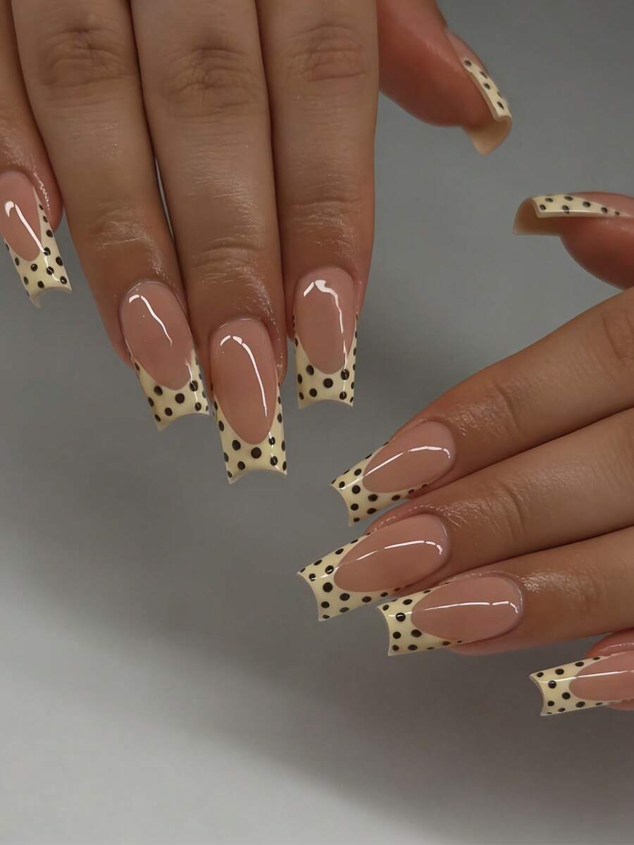 24片中号方形一次性美甲贴纸，包含时尚法式优雅黄、黑色波点、裸色等多种款式，附赠1卷胶带和1个迷你指甲锉，适合女性和女孩使用，随机发货 - 黃色 - 查看 1