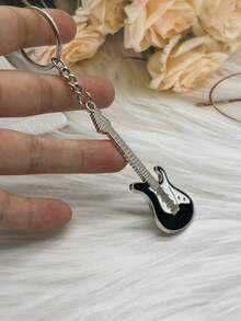 1 pieza Llavero de guitarra de metal creativo para hombres, colgante de instrumento musical - Negro - Ver 2