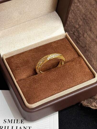 1枚不锈钢复古水钻扭纹莫比乌斯环，设计优雅，适合日常佩戴，不含礼盒