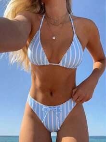 Bộ bikini hai mảnh màu xanh nhạt kẻ sọc - Quần bơi viền ren và nơ xinh xắn, thích hợp mặc đi biển, tôn dáng. - Xanh và trắng - Xem 1